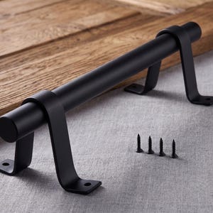 素朴なマットブラックの納屋ドアハンドル - 高耐久性ゲートプル - 引き戸、物置、木製ゲート用の錬鉄製ドア金具