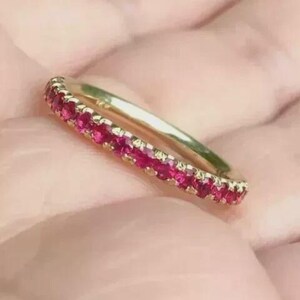 Anello a fascia eternity con rubino naturale di forma rotonda in oro giallo massiccio 14 carati
