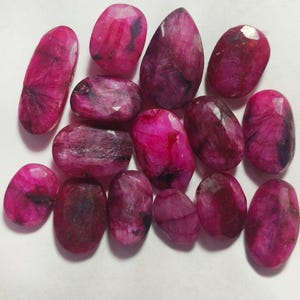 Färgade Rubin Ovala Cabochoner – Blandade Storlekar Naturliga Ädelstenar för Smyckestillverkning