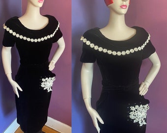 Vintage 1950s Velvet Wiggle Dress with Floral Lace Applique  Pocket M