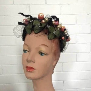 Cappello fascinator di frutta vintage del 1950 con foglie e velatura a gabbia per uccelli