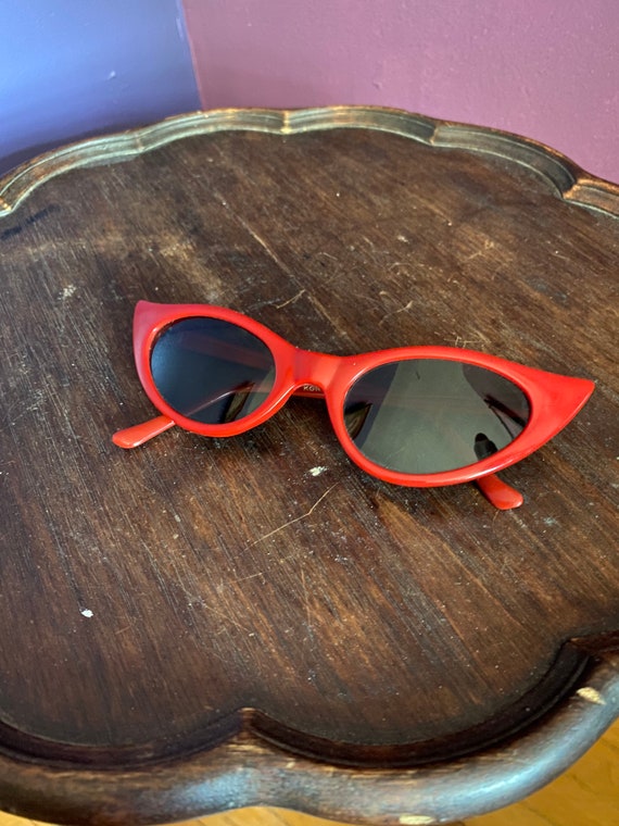 Vintage 80s does 50s Cat Eye Sunglasses - image 2