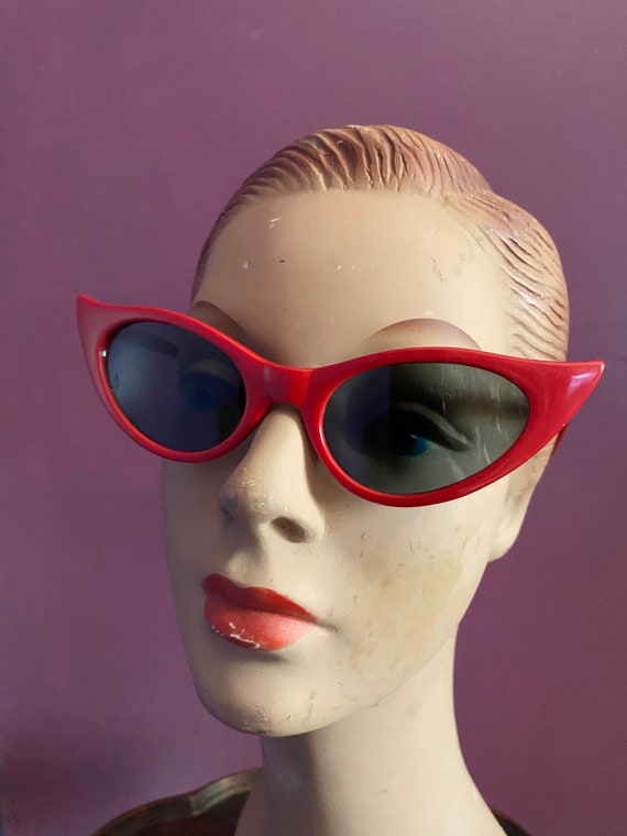 Vintage 80s does 50s Cat Eye Sunglasses - image 5