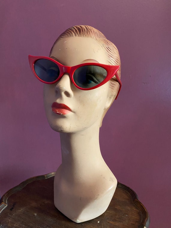 Vintage 80s does 50s Cat Eye Sunglasses - image 4