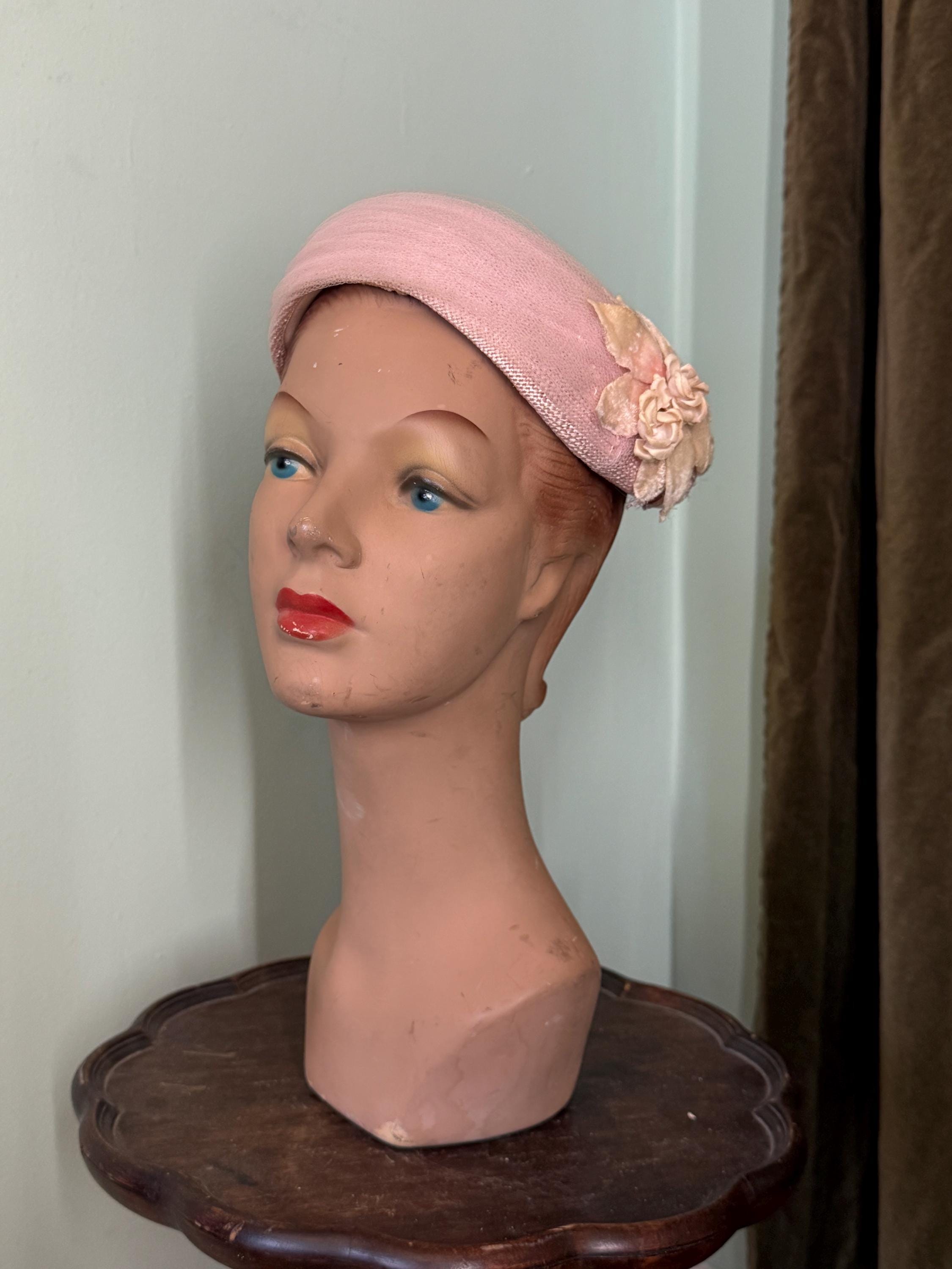 50er 60er Jahre Fascinator aus Stroh mit Samtblüte und Tüll