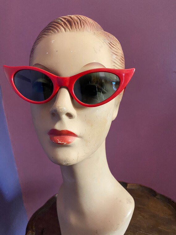 Vintage 80s does 50s Cat Eye Sunglasses - image 3