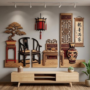 Könnte beinhalten: Ein wandmontiertes Dekorationsset mit Holzpaneelen, die ein Bonsai-Bäumchen, zwei schwarze Stühle, einen Tisch mit Teeservice, eine hängende Laterne mit roten Quasten, ein Gitterelement und eine Schriftrolle mit chinesischer Kalligrafie zeigen.