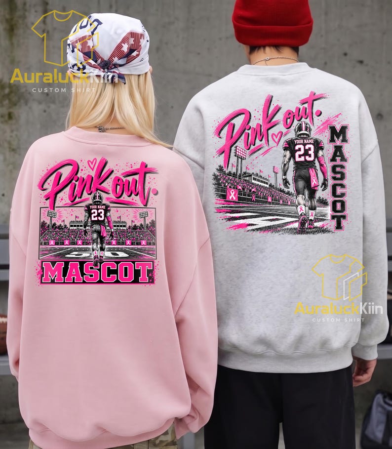 Puede incluir: Una sudadera rosa claro y una sudadera gris claro, ambas con un gr&aacute;fico en la espalda de un jugador de f&uacute;tbol americano en un campo con el texto Pink out. y MASCOT. La sudadera rosa se lleva con un pa&ntilde;uelo y la gris con un gorro de color rojo.