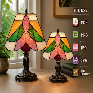 Op de afbeelding: Twee glas-in-loodlampen met bronskleurige voetstukken en kappen met een geometrisch bloemmotief in oranje, groen, roze en wit. De tekst FILES: PDF, PNG, JPG, SVG en HD QUALITY staat aan de rechterkant van de afbeelding.