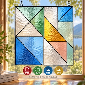 Op de afbeelding: Een vierkant glas-in-lood paneel met een geometrisch patroon van driehoeken en rechthoeken in tinten groen, blauw, geel, perzik en helder getextureerd glas, verbonden door zwarte metalen profielen, met vier ronde bestandsformaat iconen.