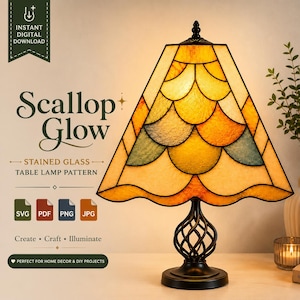 Op de afbeelding: Een glas-in-lood tafellamp patroon genaamd Scallop Glow, met een digitaal downloadontwerp voor een lamp met een geschulpte kap in gele, oranje en blauwgroene tinten, ondersteund door een zwarte metalen voet met een gedraaide structuur.