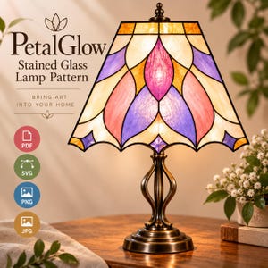 Op de afbeelding: Een glas-in-loodlamp met een bloemmotief in paarse, roze en amberkleurige tinten. De lamp heeft een donkere metalen voet met een gebogen, decoratieve steel. De tekst op de afbeelding luidt PetalGlow Stained Glass Lamp Pattern, Bring Art Into Your Home, PDF, SVG, PNG en JPG.
