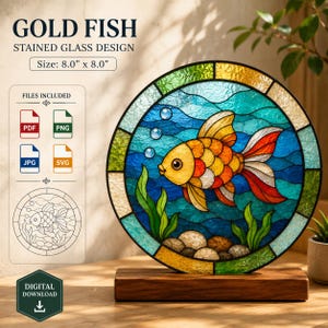 Peut inclure: Un motif circulaire en vitrail représentant un poisson doré, de l'eau bleue, des algues vertes et des galets, sur un socle en bois. Le texte indique GOLD FISH STAINED GLASS DESIGN, Size: 8.0" x 8.0", FILES INCLUDED, PDF, PNG, JPG, SVG, DIGITAL DOWNLOAD.