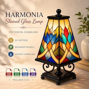Op de afbeelding: Een piramidevormige glas-in-loodlamp met een zwarte metalen voet en een kleurrijk geometrisch bloemmotief in blauw, rood, groen en geel. De tekst luidt: HARMONIA Stained Glass Lamp, PDF DIGITAL DOWNLOAD, DIY PATTERN, BEGINNER FRIENDLY, INSTANT DOWNLOAD, INCLUDES FILES.