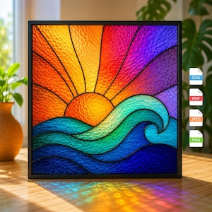 Puede incluir: Un colorido panel de vidrieras que representa un atardecer sobre olas del océano. La obra de arte presenta una vibrante paleta de naranja, amarillo, azul, verde y morado, enmarcada en negro. Los rayos del sol y las olas son prominentes.