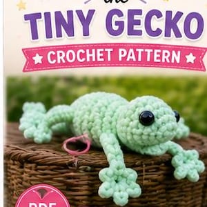 Op de afbeelding: Een haakpatroondocument getiteld Twinkletoes the Tiny Gecko met een lichtgroene gehaakte gekko met zwarte ogen. Het document bevat een roze PDF-pictogram, camera-, hart- en garenpictogrammen met tekstlabels voor stapsgewijze foto's.