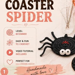 Könnte beinhalten: Eine Häkelanleitung für einen Spinnen-Untersetzer mit dem Text CROCHET PATTERN COASTER SPIDER, LEVEL: BEGINNER, EASY & FUN TO CROCHET, VIDEO TUTORIAL INCLUDED, PERFECT FOR HALLOWEEN DECOR und BEAUTIFUL DESIGN. Ein schwarzer gehäkelter Spinnen-Untersetzer.