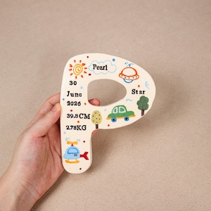 Targa personalizzata in ceramica con iniziale del bambino, auto ed elicottero, lettere personalizzate dalla A alla Z, decorazione per la cameretta, statistiche di nascita, regalo per neonato.