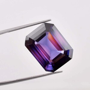 Zafiro ciruela de Java bicolor púrpura azulado AAA de 14 x 10 mm, 8,70 ct, gema suelta con certificación GIT. Se puede usar para hacer anillos y colgantes. Gema aciano.