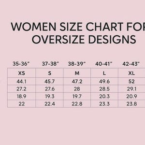 Może przedstawiać: Tabela rozmiar&oacute;w kurtek oversize na jasnor&oacute;żowym tle. Tabela zawiera obwody klatki piersiowej od 35-36 do 44-45 cali, odpowiadające rozmiarom od XS do 2XL, oraz wymiary biustu, długości, ramion i rękaw&oacute;w dla każdej z tych kurtek.