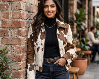 Rodeo Muse Damen-Lederjacke aus Rindsleder | Western-Ledermantel mit Fellbesatz | Braun-weiße Ranch-Jacke mit Reißverschluss | Statement-Jacke mit Kuhfellmuster