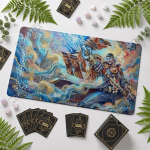Peut inclure: Un tapis de jeu rectangulaire illustré d'un personnage de League of Legends maniant un grand marteau, entouré de volutes d'énergie bleue et dorée. Le tapis comporte une piste numérotée de zéro à huit, des jeux de cartes noirs et une boîte.