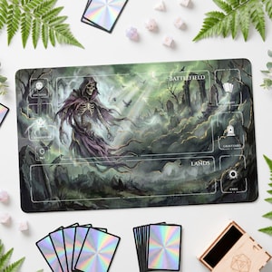 Pode incluir: Um tapete de jogo retangular com uma ilustração de fantasia sombria de um esqueleto encapuzado num cemitério enevoado. O tapete inclui zonas impressas em branco rotuladas como Battlefield, Lands, Life Total, Commander, Library, Graveyard e Exile.