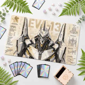 Op de afbeelding: Een rechthoekige bureauonderlegger met een gedetailleerde illustratie van de EVA-13 mecha in wit, zwart en goud. De achtergrond bevat technische schema's, de tekst EVA-13 en NERV-branding. Omringd door holografische kaarten en dobbelstenen.