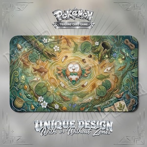 Puede incluir: Un tapete de juego rectangular con el logotipo de Pokemon Trading Card Game en la parte superior y el texto Unique Design With or Without Zones en la parte inferior. El centro muestra a un personaje Rowlet flotando en un estanque con peces y plantas.