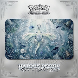 Pode incluir: Um tapete de jogo retangular com uma ilustração central do Pokemon Lugia branco e azul rodeado por elementos subaquáticos, incluindo nenúfares, peixes, uma âncora, um sino e coral em tons de azul, azul-petróleo e branco com o logo Pokemon.