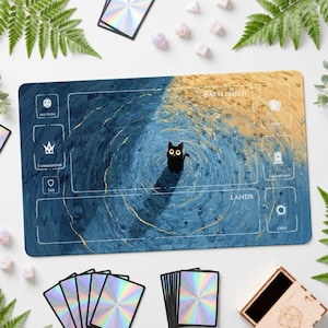 Può includere: Un tappetino da gioco rettangolare con un design astratto a increspature d'acqua blu e oro e un'illustrazione centrale di un gatto nero. Il tappetino include zone stampate in bianco etichettate Battlefield, Lands, Life Total, Commander, Tax, Library, Graveyard e Exile.