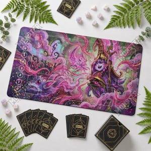 Könnte beinhalten: Eine rechteckige Spielmatte mit einer farbenfrohen League of Legends-Illustration eines lila-haarigen Charakters mit spitzem Hut, umgeben von rosa und lila magischem Rauch, sowie einer nummerierten vertikalen Leiste von null bis acht.