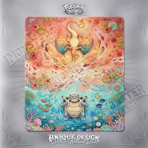 Pode incluir: Um tapete de jogo retangular com um design dividido. A metade superior mostra um Charizard voando sobre um lago com peixes koi, vitórias-régias e folhas de outono. A metade inferior mostra um Blastoise nadando num recife de coral.