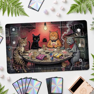 Pode incluir: Um tapete de jogo retangular com uma ilustração de quatro gatos a jogar cartas à volta de uma mesa de madeira num beco. A cena inclui zonas de jogo rotuladas como Battlefield, Library, Graveyard, Lands e Exile, com latas de comida e cartas.