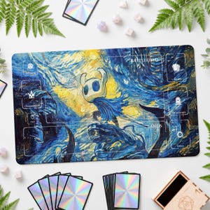 Pode incluir: Um tapete de jogo retangular com uma ilustração estilizada de uma personagem de máscara branca e capa azul sobre um fundo amarelo e azul rodopiante. O tapete inclui zonas impressas a branco com as etiquetas Battlefield, Library, Graveyard, Exile, Lands, Commander, Tax e Life Total.
