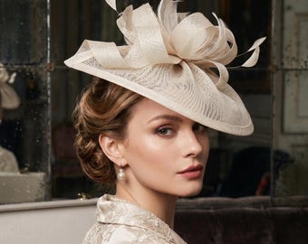 Chapéu fascinator bege, adorno de cabeça com penas e malha, chapéu para o Kentucky Derby, acessório de cabelo para convidadas de casamento, fascinator para festa de chá para mulheres.