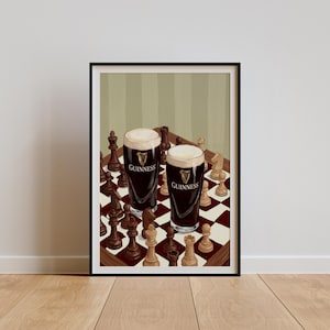 Peut inclure: Une impression d'art encadr&eacute;e repr&eacute;sentant deux verres de bi&egrave;re brune avec une mousse blanche cr&eacute;meuse, chacun portant le logo Guinness, plac&eacute;s sur un &eacute;chiquier &agrave; damier rouge et blanc entour&eacute; de diverses pi&egrave;ces d'&eacute;checs en bois clair et fonc&eacute;.