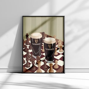 Peut inclure: Une impression d'art encadr&eacute;e repr&eacute;sentant deux verres de bi&egrave;re brune avec une mousse blanche cr&eacute;meuse, chacun portant le logo Guinness, plac&eacute;s sur un &eacute;chiquier en bois entour&eacute; de diverses pi&egrave;ces d'&eacute;checs en bois clair et fonc&eacute;.