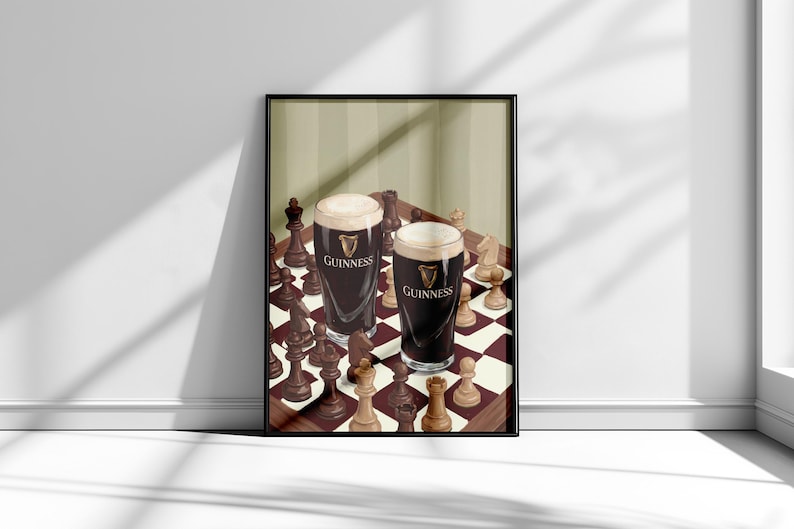 Peut inclure: Une impression d'art encadr&eacute;e repr&eacute;sentant deux verres de bi&egrave;re brune avec une mousse blanche cr&eacute;meuse, chacun portant le logo Guinness, plac&eacute;s sur un &eacute;chiquier en bois entour&eacute; de diverses pi&egrave;ces d'&eacute;checs en bois clair et fonc&eacute;.