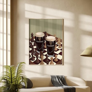 Peut inclure: Une impression d'art encadr&eacute;e repr&eacute;sentant deux pintes de bi&egrave;re brune Guinness avec une mousse blanche cr&eacute;meuse, plac&eacute;es sur un &eacute;chiquier parmi diverses pi&egrave;ces d'&eacute;checs en bois clair et fonc&eacute;, incluant cavaliers, tours et pions.