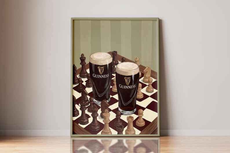 Peut inclure: Une impression d'art murale encadr&eacute;e repr&eacute;sentant deux verres de bi&egrave;re brune avec une mousse blanche cr&eacute;meuse, chacun portant le logo Guinness, plac&eacute;s sur un &eacute;chiquier entour&eacute; de diverses pi&egrave;ces d'&eacute;checs en bois clair et fonc&eacute;.
