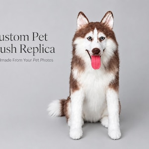 Può includere: Un peluche a forma di cane husky con pelliccia marrone e bianca, orecchie a punta e una lingua rosa brillante che sporge. Il testo Custom Pet Plush Replica Handmade From Your Pet Photos è stampato in grigio scuro a sinistra del peluche.