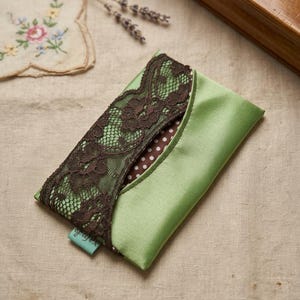 Porta fazzoletti in raso e pizzo – Elegante astuccio tascabile fatto a mano