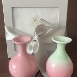 Handgefertigte Mini-Knospenvase aus rosa-grüner Keramik mit pastellfarbener Craquelé-Glasur