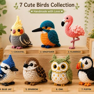 Op de afbeelding: Een collectie van zeven gehaakte vogelbeeldjes met het opschrift 7 Cute Birds Collection. De set bevat een valkparkiet, ijsvogel, flamingo, blauwe gaai, mus, uil en papegaaiduiker, elk gemaakt van garen in verschillende kleuren.