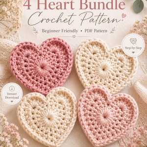 Op de afbeelding: Een 4 Heart Bundle haakpatroon PDF met vier hartvormige haakstukken in afwisselende tinten oudroze en crème. De tekst luidt 4 Heart Bundle Crochet Pattern, Beginner Friendly, PDF Pattern, Step-by-Step, Instant Download en Designsloomart.