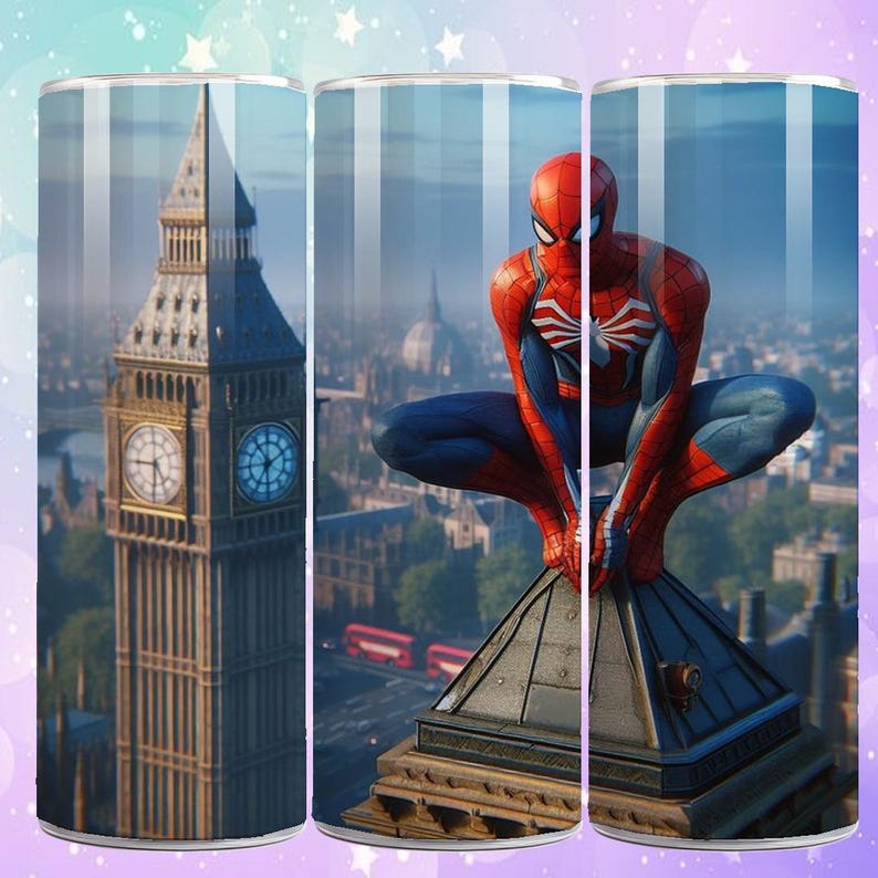 Puede incluir: Un vaso cil&iacute;ndrico con un dise&ntilde;o que presenta el Big Ben y Spider-Man. El superh&eacute;roe est&aacute; agachado en un tejado. El fondo muestra un paisaje urbano bajo un cielo azul. El vaso tiene un acabado brillante.