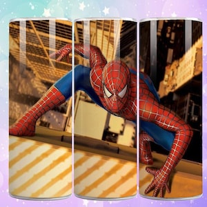 Puede incluir: Un vaso cil&iacute;ndrico con una imagen din&aacute;mica de Spider-Man con su ic&oacute;nico traje rojo y azul. El dise&ntilde;o muestra al superh&eacute;roe en una pose agachada contra un fondo de paisaje urbano. El vaso tiene forma cil&iacute;ndrica con un patr&oacute;n repetitivo de rayas amarillas y blancas.