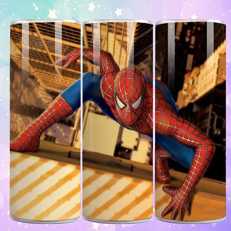 Puede incluir: Un vaso cil&iacute;ndrico con una imagen din&aacute;mica de Spider-Man con su ic&oacute;nico traje rojo y azul. El dise&ntilde;o muestra al superh&eacute;roe en una pose agachada contra un fondo de paisaje urbano. El vaso tiene forma cil&iacute;ndrica con un patr&oacute;n repetitivo de rayas amarillas y blancas.