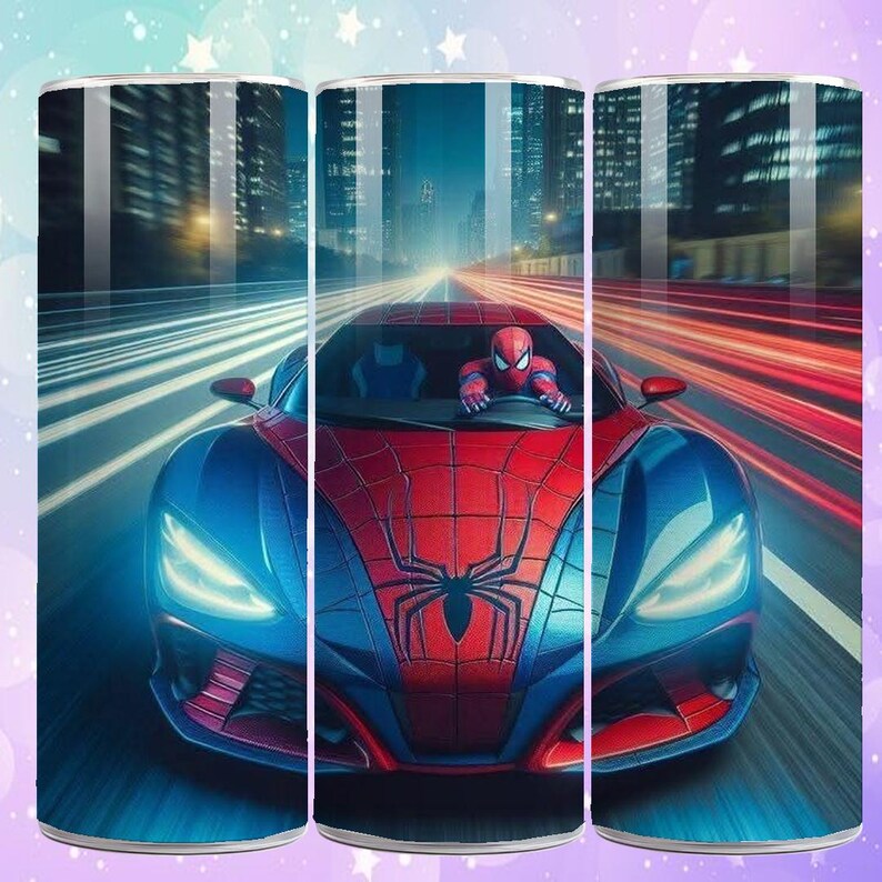 Puede incluir: Un vaso con una imagen din&aacute;mica de Spider-Man conduciendo un coche deportivo rojo y azul a gran velocidad. El dise&ntilde;o del coche refleja el traje de Spider-Man, con un gran emblema de ara&ntilde;a en el cap&oacute;. El fondo muestra un paisaje urbano borroso con rastros de luz.
